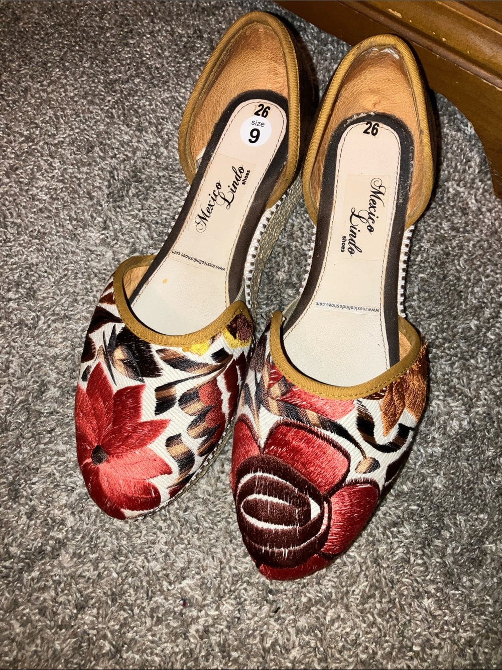 Mexico Lindo Red Floral Embroidered Women’s Wedges Size 9